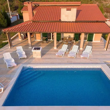 Villa Dea - Luxury With Outdoor Swimming Pool