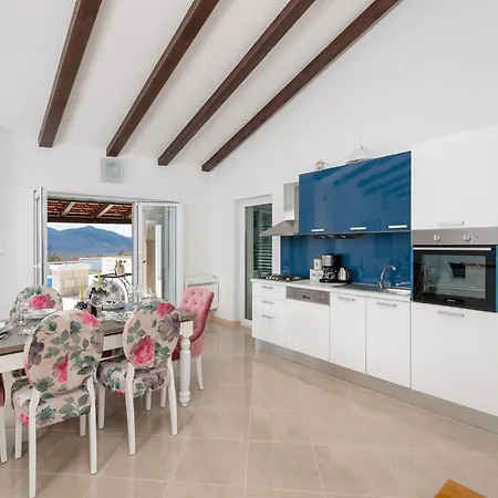 Villa Dea - Luxury With Outdoor Swimming Pool *