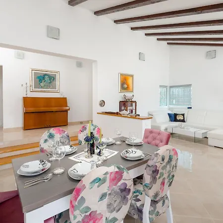 Dea - Luxury With Outdoor Swimming Pool Villa
