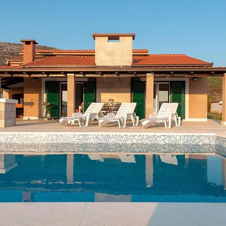 Villa Dea - Luxury With Outdoor Swimming Pool