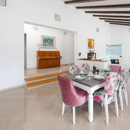 Villa Dea - Luxury With Outdoor Swimming Pool